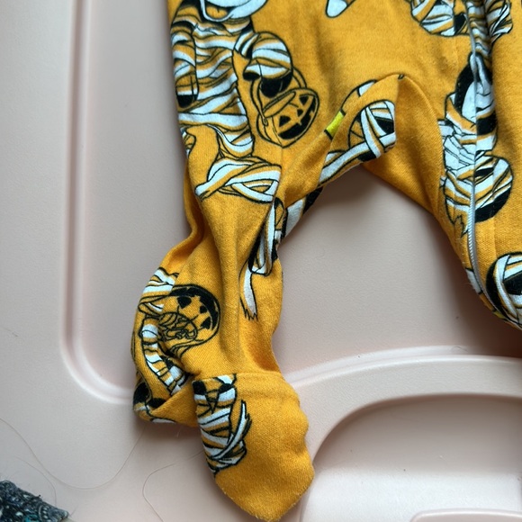 DISNEY NEWBORN ONESIE it’s in Halloween colors with mummy Mickey, candy corn - Picture 7 of 12